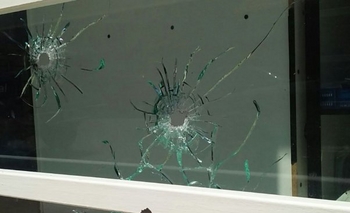 Imagen de la nota: Llegó al negocio y descubrió que le balearon la vidriera
