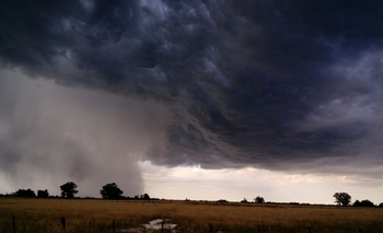 Imagen de la nota: Los lectores, la tormenta y la lluvia sobre la ciudad