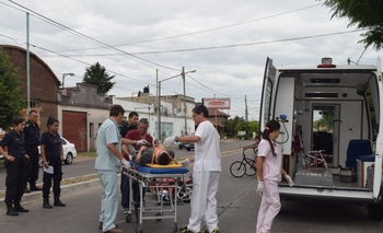 Imagen de la nota: Cayó de su moto tras tocarse con un auto y sufrió heridas