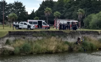 Imagen de la nota: Dos muertos al caer un auto al arroyo