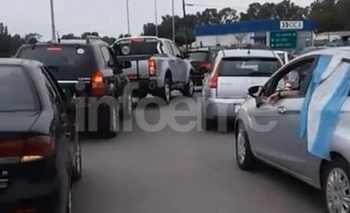 Imagen de la nota: Caravana de autos en apoyo a trabajadores de Fanazul