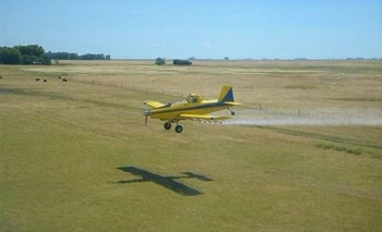 Finalizó la pulverización aérea contra la tucura Imagen de la nota: Finalizó la pulverización aérea contra la tucura