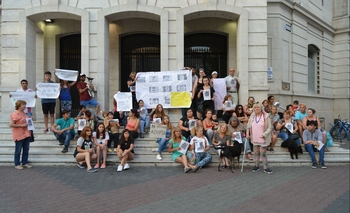 Imagen de la nota:  Concentración tras el envenenamiento de perros 