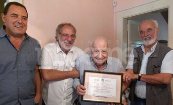 Imagen de la nota: Vitale entregó reconocimiento a Héctor Cura