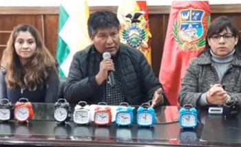 Imagen de la nota: Bolivia: gobernador “premió” con despertadores a los impuntuales