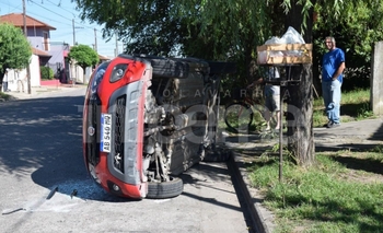 Violento choque entre dos autos: uno terminó volcado  Imagen de la nota: Violento choque entre dos autos: uno terminó volcado