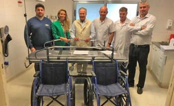 Imagen de la nota: Donaron dos sillas de ruedas y una camilla al Hospital 
