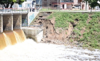 Imagen de la nota: Otra vez se derrumbó la barranca del arroyo