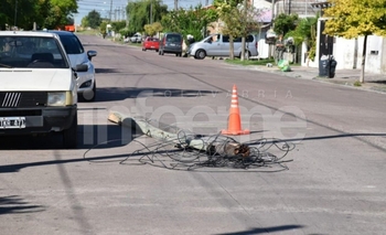 Camión tiró postes y dejó sin luz a un sector de la Ciudad Imagen de la nota: Camión tiró postes y dejó sin luz a un sector de la Ciudad