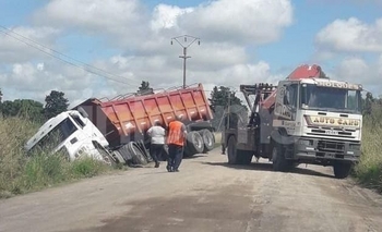 Circulaba por un área prohibida y quedó encajado Imagen de la nota: Circulaba por un área prohibida y quedó encajado