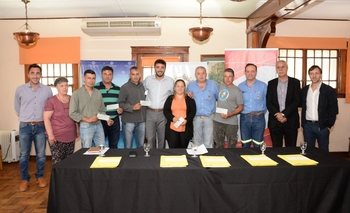 Imagen de la nota: Entrega de microcréditos a emprendedores locales