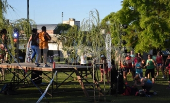 Imagen de la nota: Vas, bailás y ayudás: la propuesta del tenis de Estudiantes