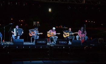 El parque Mitre se llenó de música latinoamericana Imagen de la nota: El parque Mitre se llenó de música latinoamericana