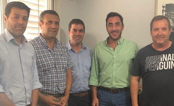 Imagen de la nota: Funcionarios municipales junto a representantes de ARSAT