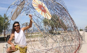 Imagen de la nota: Artista local construye un pescado ecológico en Claromecó