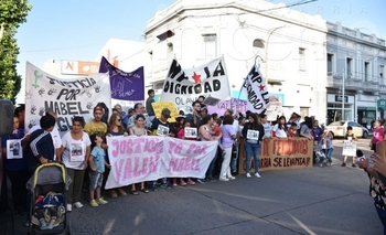 Imagen de la nota: Masiva marcha por Valentina y las políticas de Género