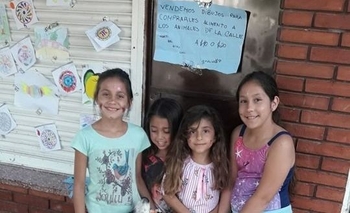 Imagen de la nota: Venden dibujos para comprar comida a perros de la calle