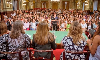 Imagen de la nota: Funcionarias municipales en presentación ministerial 