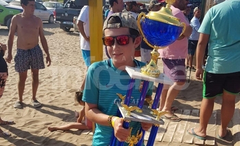Pequeño olavarriense ganó concurso de pesca en Marisol Imagen de la nota: Pequeño olavarriense ganó concurso de pesca en Marisol