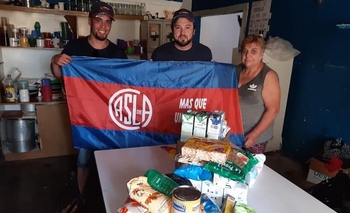 Peña de San Lorenzo entregó alimentos a un merendero Imagen de la nota: Peña de San Lorenzo entregó alimentos a un merendero