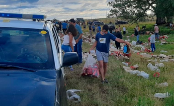 Imagen de la nota: Cerveza gratis: saquearon la carga de un camión 