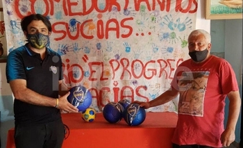 Imagen de la nota: Boca Juniors regaló pelotas a un merendero local