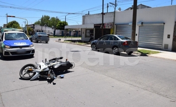 Imagen de la nota: Dos jóvenes heridas tras chocar con su moto