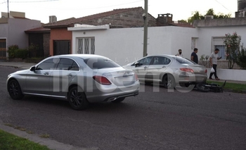Imagen de la nota: Dos motociclistas heridos tras chocar contra un auto