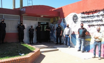 Imagen de la nota: Azul: la escuela en donde se vacunará está con custodia 