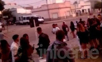 Imagen de la nota: Video: Así le tiraron botellazos a la policía