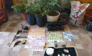 Incautaron medio kilo de cocaína, armas y dinero  Imagen de la nota: Incautaron medio kilo de cocaína, armas y dinero