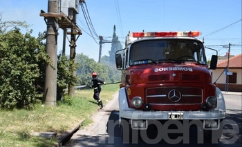 Imagen de la nota: Incendio de pastizales afectó un poste de luz