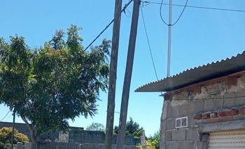 Imagen de la nota: Vecino reclama por un poste de luz a punto de caerse 