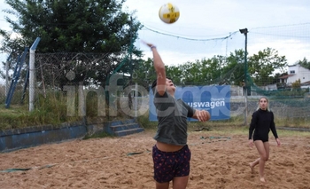Imagen de la nota: A pesar del clima, comenzó el Torneo de Beach Vóley