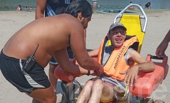 El conmovedor gesto de un guardavidas azuleño  Imagen de la nota: El conmovedor gesto de un guardavidas azuleño