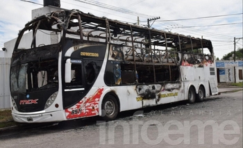 Imagen de la nota: Así quedó el colectivo que se incendió esta madrugada