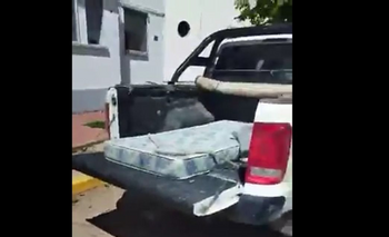 Trasladó a su mamá en la caja de la camioneta  Imagen de la nota: Trasladó a su mamá en la caja de la camioneta