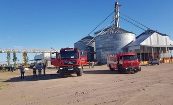 Imagen de la nota: Bomberos trabajaron para evitar un incendio de silos