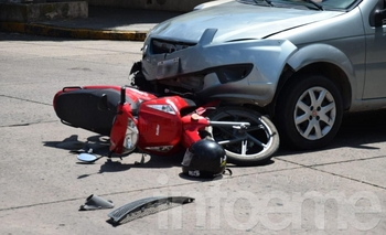 Imagen de la nota: Una motociclista hospitalizada tras chocar con un auto