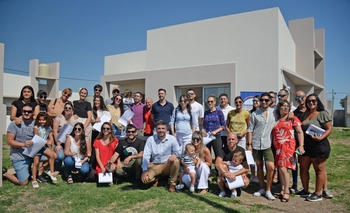 Imagen de la nota: Viviendas TuVi: este jueves 20 familias recibieron la llave de su casa