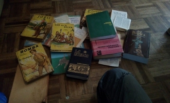 Imagen de la nota: Llevaba libros en su bicicleta y se le cayeron