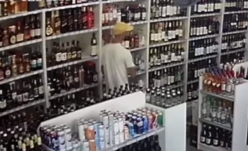 Video: robó dos veces en la misma tienda Imagen de la nota: Video: robó dos veces en la misma tienda