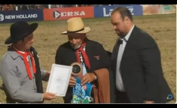 Imagen de la nota: A 50 años de haber sido campeón, reconocieron a Orfel Mailharro 