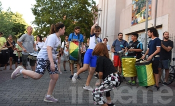 Imagen de la nota: Convocan a un cacerolazo y artisticazo para este martes en contra de la Ley Ómnibus