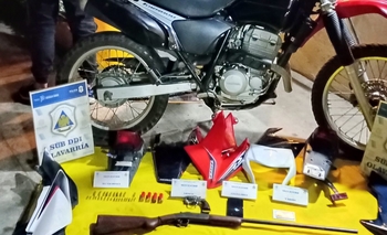 Imagen de la nota: Encontraron en su casa una moto robada y armas de fuego: quedaron detenidos