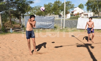 Imagen de la nota: Más de una treintena de parejas ya juegan el Torneo de Verano