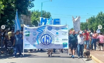 Imagen de la nota: Paro general en Bolívar: unas 500 personas se manifestaron en rechazo a las medidas de Milei