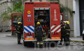 Imagen de la nota: Fotogalería: Amplio operativo por incendio de tendido eléctrico y cartelería en local