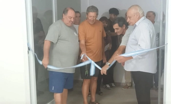 Imagen de la nota: Álvaro Barros inauguró salón y homenajeó a su presidente