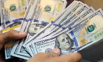 Imagen de la nota: El dólar oficial aceleró baja y ya borró más de la mitad de la suba del debut de las nuevas bandas